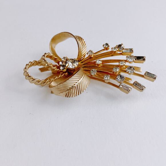 Signed Sarah Coventry Mid Century Gold Tone Rhinestone Bow Spray Brooch - Picture 11 of 12